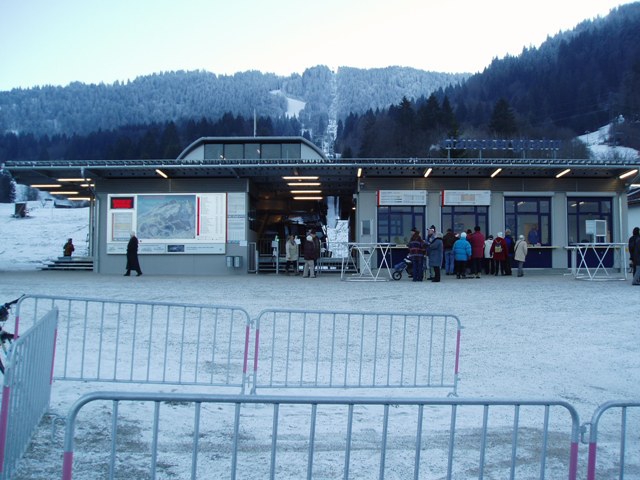Hausbergbahn Berg- und Talstation
